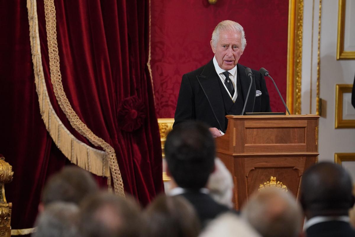 Carlos III recibe en Londres condolencias por la muerte de Isabel II