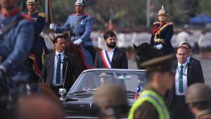 Gabriel Boric en un desfile militar en Santiago de Chile.