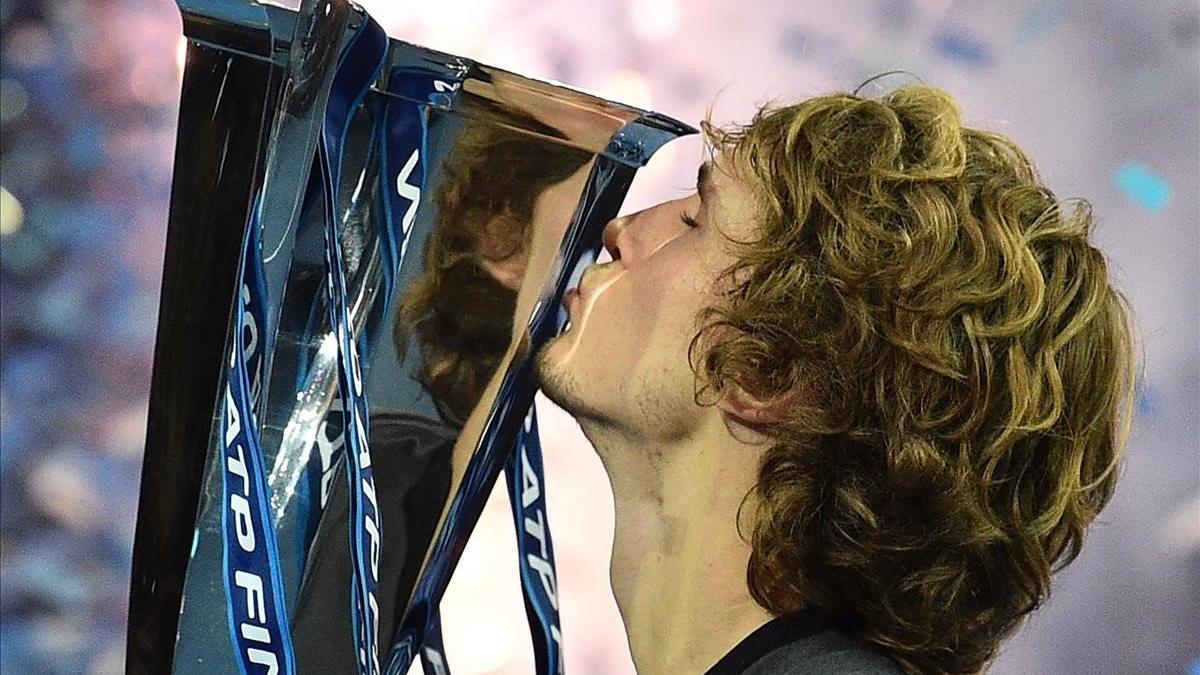 Zverev besa el trofeo de la Copa de Maestros que conquistó en la final ante Djokovic