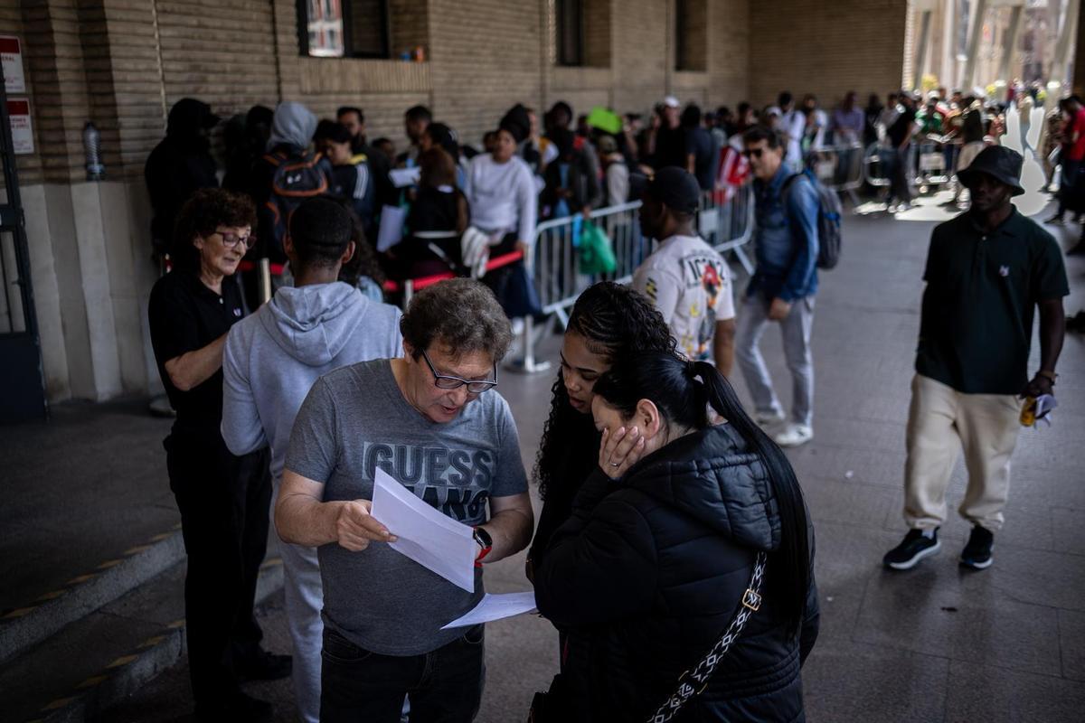 Fila de inmigrantes en las puertas del Ayuntamiento de Zaragoza, que sigue concentrando en un solo punto las demandas de los solicitantes de la regularización.