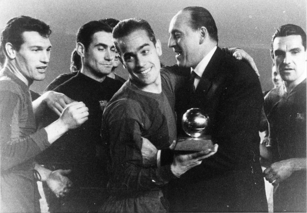 Luis Suárez, homenajeado tras ganar el Balón de Oro de 1960.