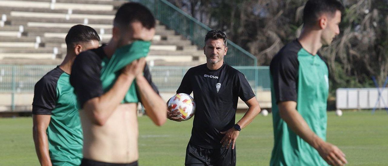 Iván Ania, en el centro de la imagen, durante una sesión de pretemporada.