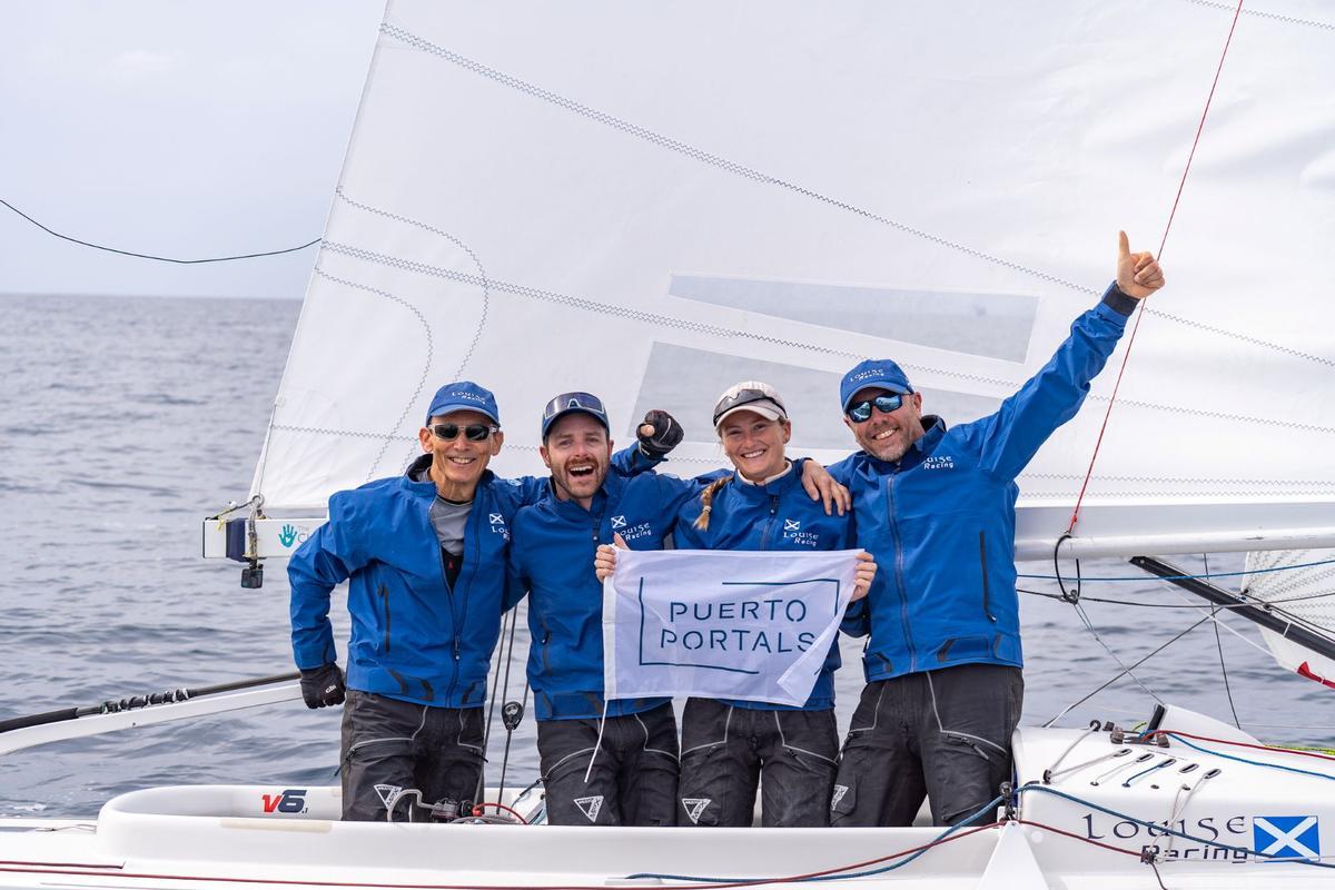 La tripulación del Louise Racing celebra el triunfo a bordo del barco.