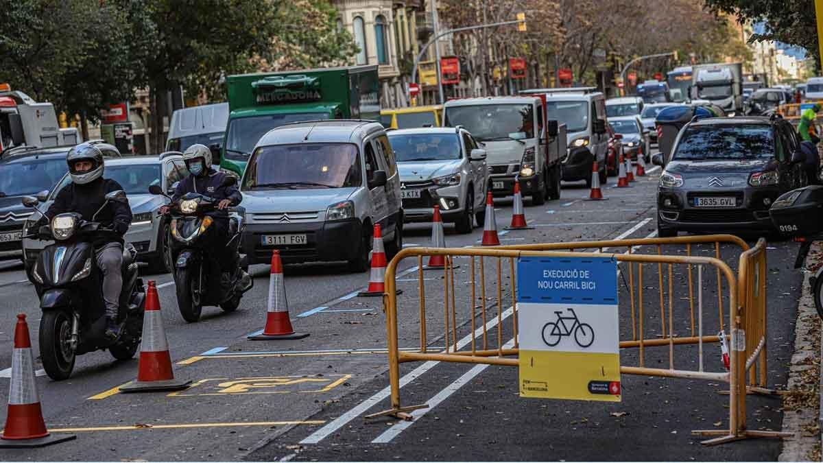 Problemas de tráfico en la calle de Aragó durante las obras del carril bici.