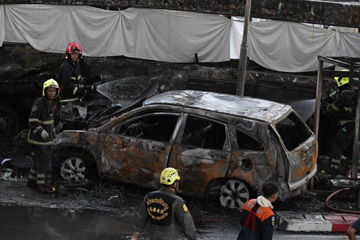 Imágenes del accidente entre un tren y un autobús en Bangkok, que ha dejado al menos ocho muertos y 25 heridos después de que el vehículo se incendiara tras el impacto.