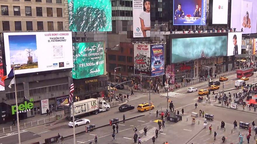 La fotografía de un molino de Mallorca se exhibe en la plaza más famosa del planeta, Times Square, en Nueva York