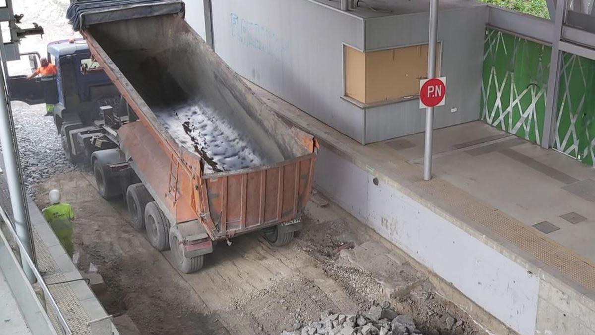 Un camión en la nueva estación de Sama.