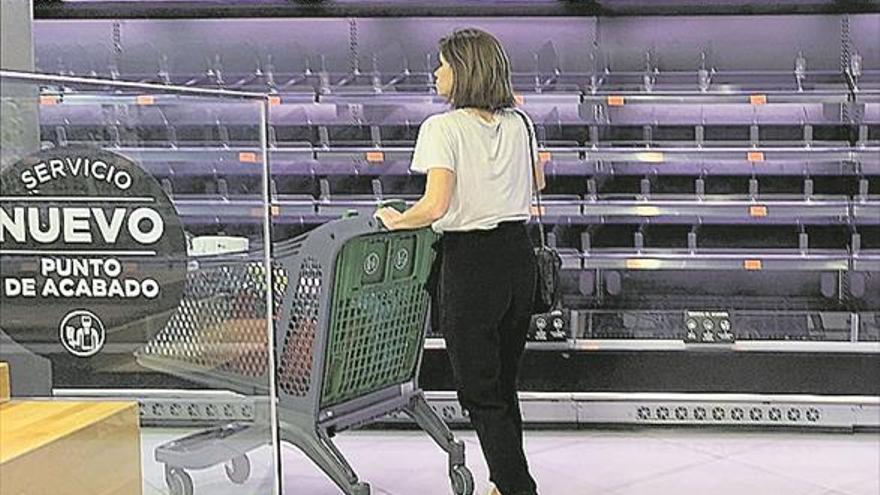 El aumento de casos deja estantes vacíos en muchos supermercados