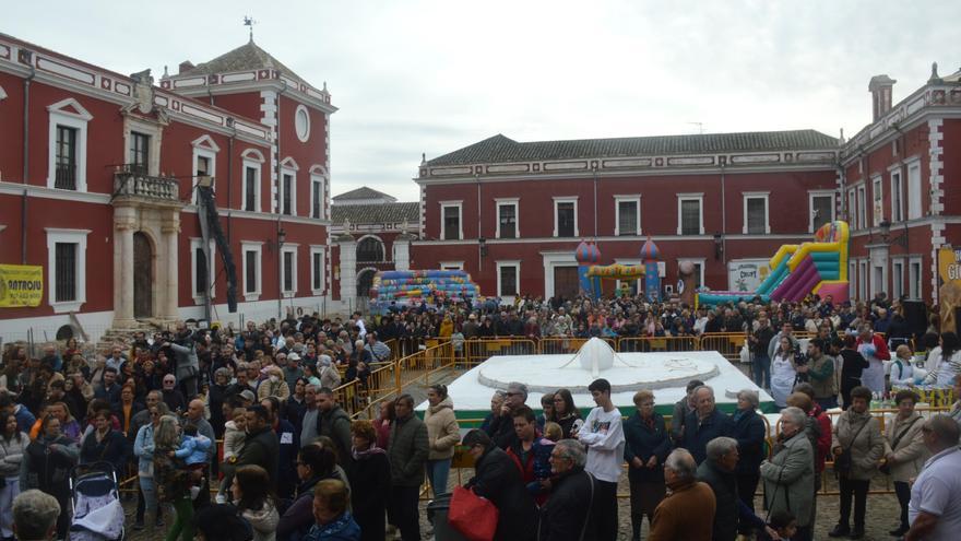 Repartidas miles de porciones del Hornazo Gigante en Fernán Núñez por el Jueves Lardero