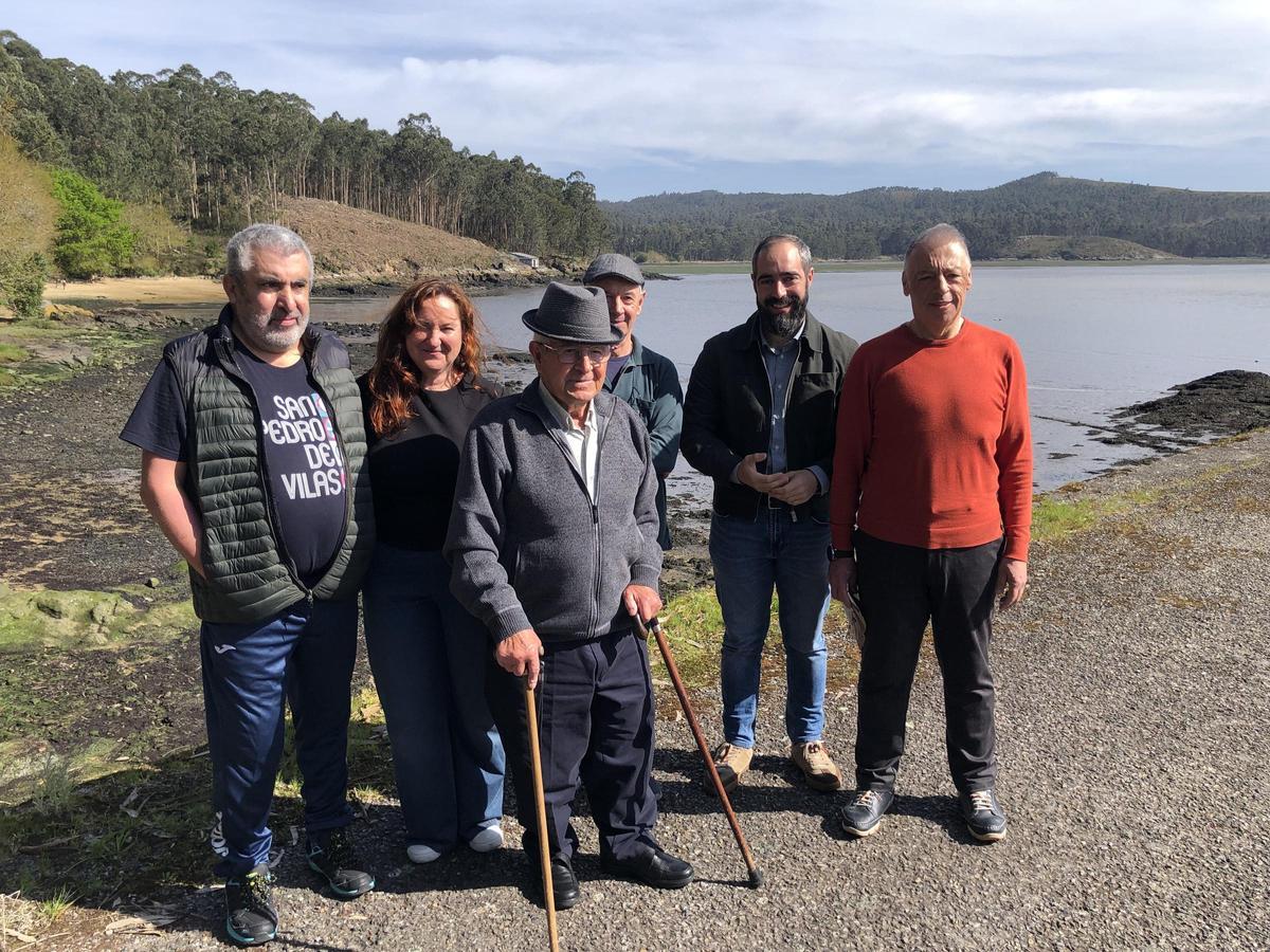 Por la izqda., Juan Carlos Collazo, Bea Comendador, José María Vicente, Héctor Vicente, Julián Bustelo y Xusto Ordóñez; al fondo, el galpón.