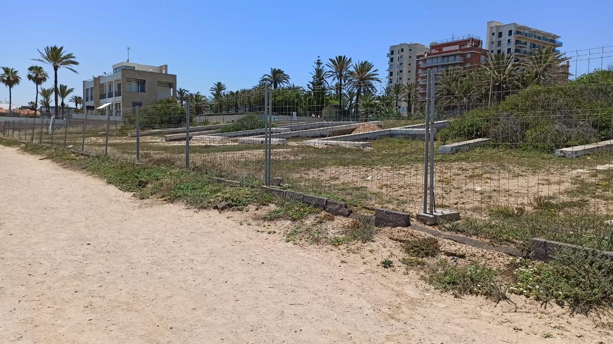 Imagen de la parcela en primera línea en la que se va construir un resturante y piscina junto al mar en Torrevieja