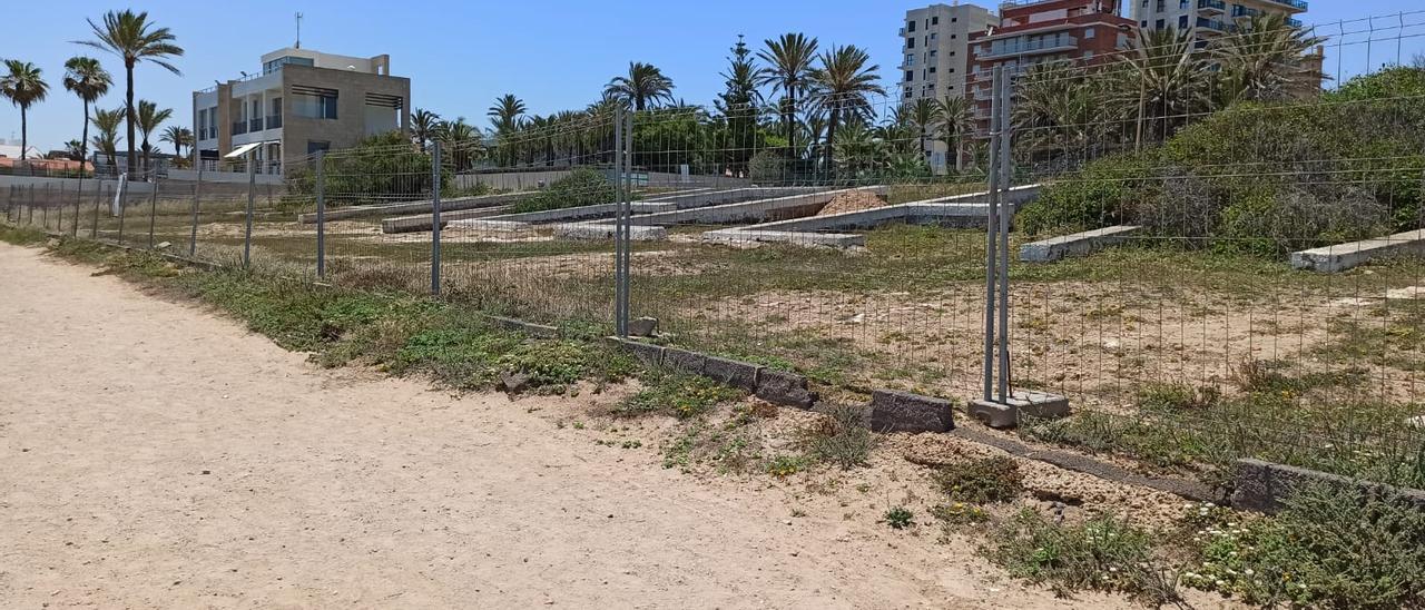 Parcela en la que está prevista la construcción de un restaurante y piscina en primera línea del mar, en La Veleta de Torrevieja