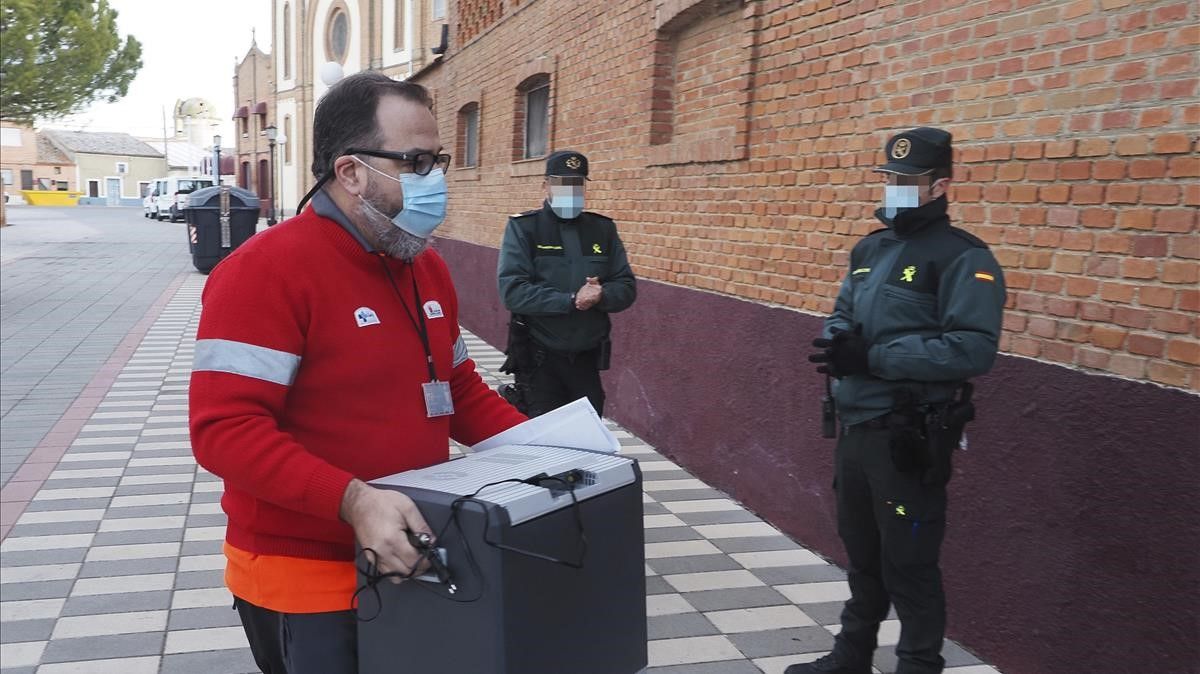 Un sanitario se dispone a entrar en la residencia de ancianos El Fontan para comenzar la vacunacion contra el covid-19  en Nava del Rey (Valladolid), el pasado día 30 de diciembre