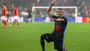 Raphinha festeja su gol en el tiempo añadido en Lisboa, que le dio el triunfo al Barça por 4-5.