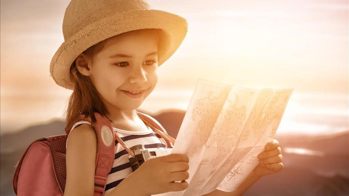 Una niña pequeña observa un mapa