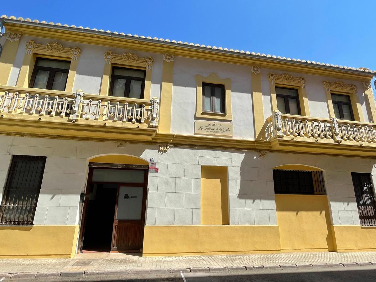 El edificio se sitúa en la calle de Ramón de Villarroya de Moncada