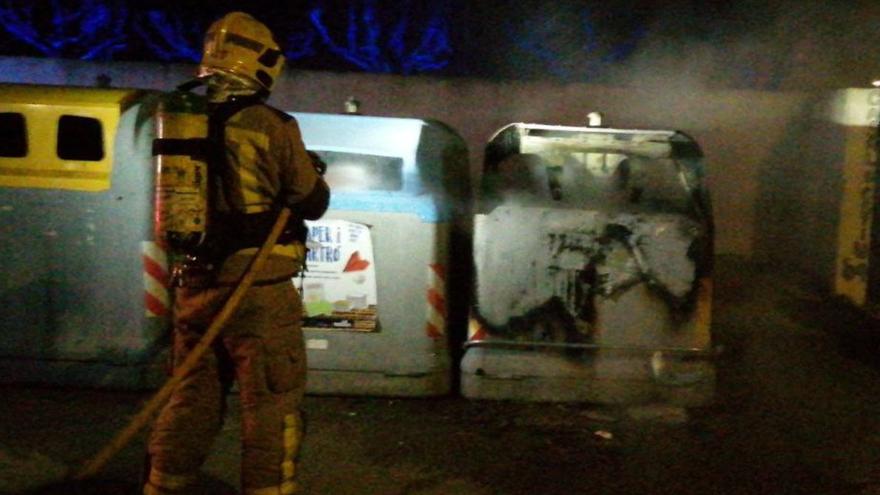 Els Bombers apaguen un incendi de contenidors a Navata