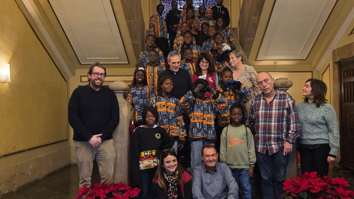 VÍDEO: Los 25 niños procedentes de Benín (África) dan un pequeño adelanto de su próximo concierto solidario Voces por Benín en Avilés