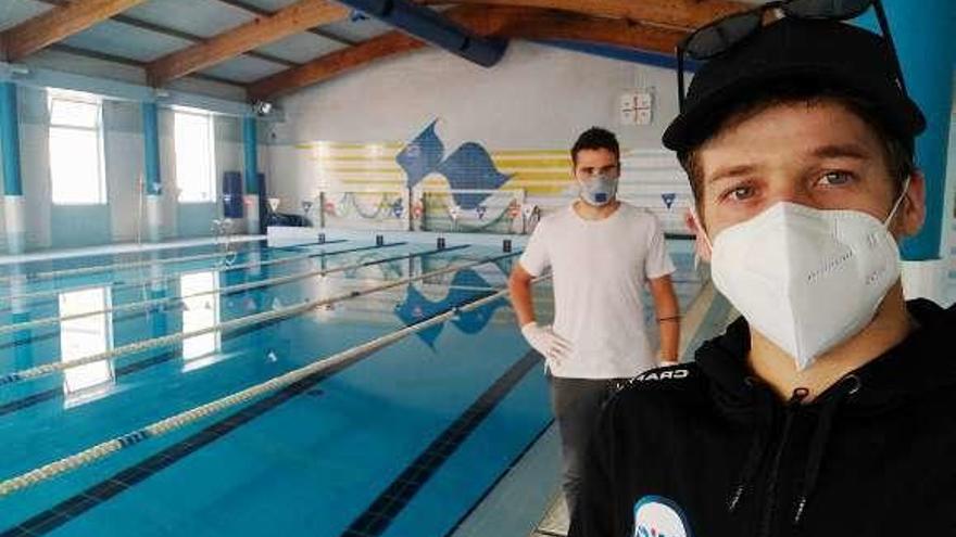 Pablo Dapena y Gómez Noya, ayer, en la piscina del CGTD. // FdV