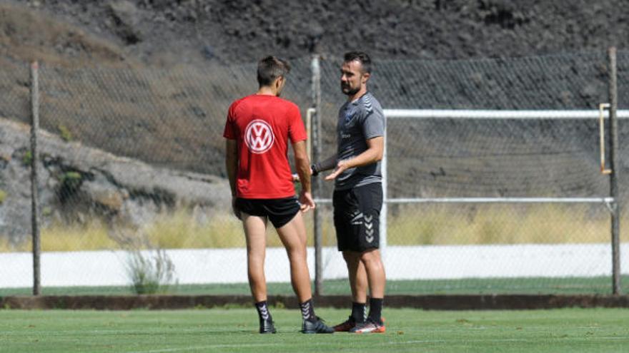 Aritz López Garai dialoga con Aitor Sanz durante el entrenamiento de ayer.