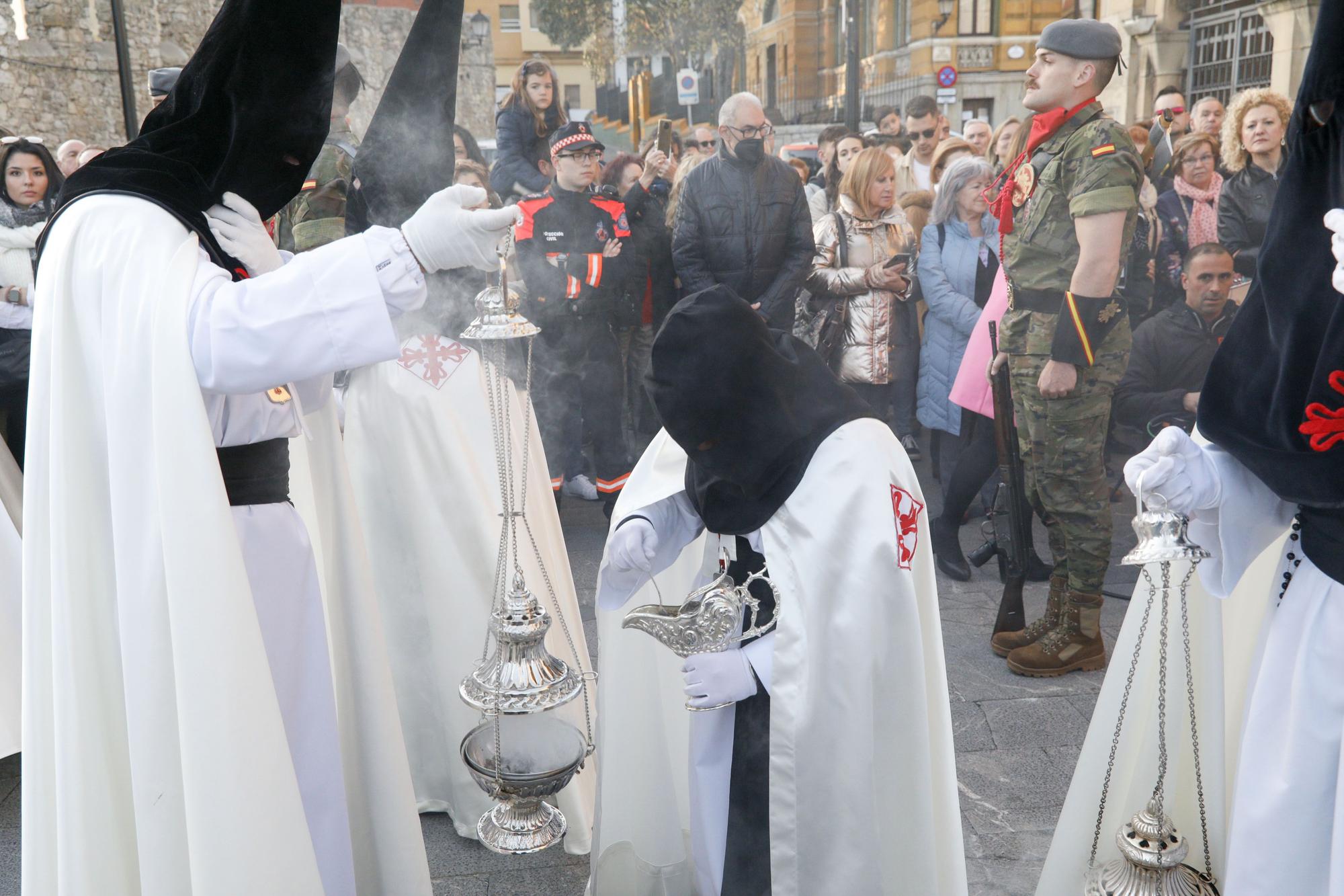 En imágenes: Así fue la multitudinaria procesión del Jueves Santo en Gijón