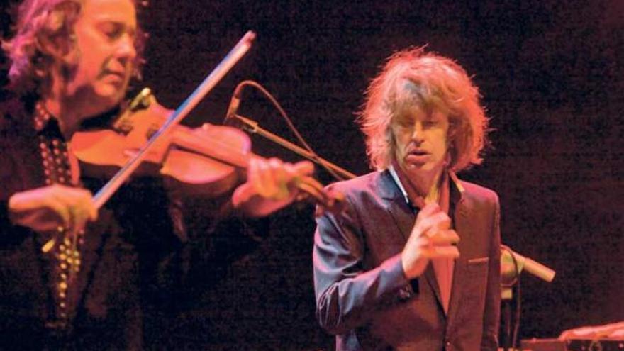 Mike Scott, líder de «The Waterboys», en la Laboral.