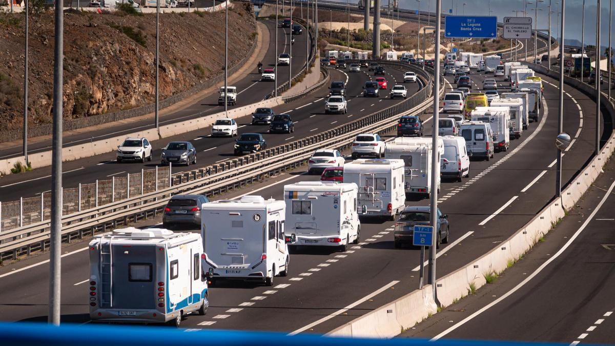 Autocaravanas y cámperes, de manifestación en la autopista del sur de Tenerife