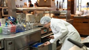 Inspecció alimentària a la cuina d’un restaurant
