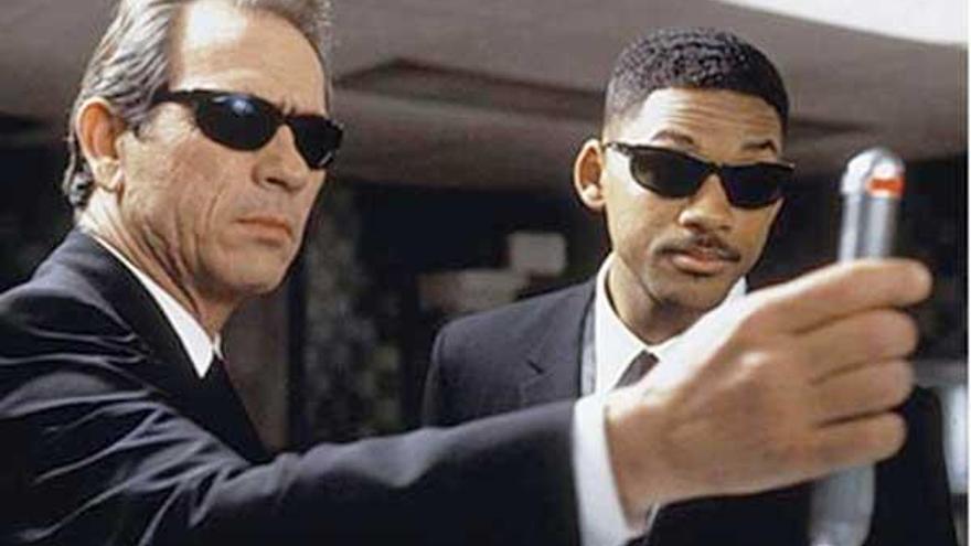 Tommy Lee Jones (Agente K) y Will Smith (Agente J), en un momento en que usan el aparato.