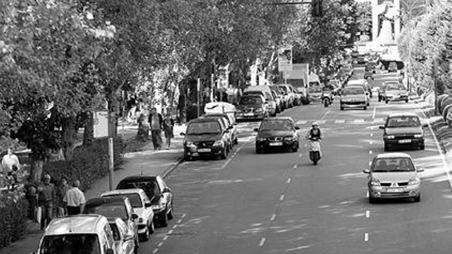 Vista de una de las zonas de aparcamiento en superficie de la avenida de Castelao. / ricardo grobas