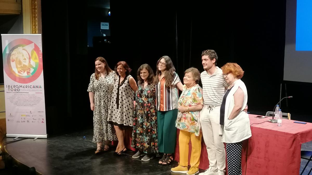 Participantes en el primer encuentro cultural de la exposición posan en el Teatro Latorre