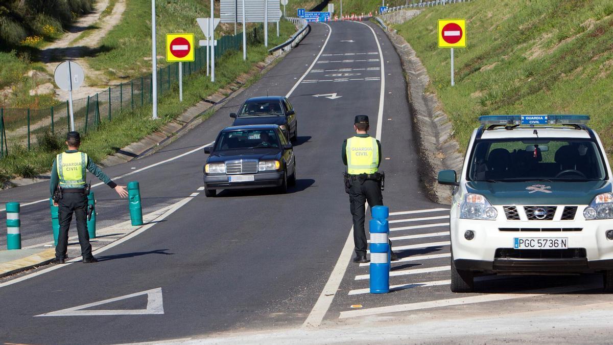 La Guardia Civil realiza un control de carretera. EFE/ Salvador Sas