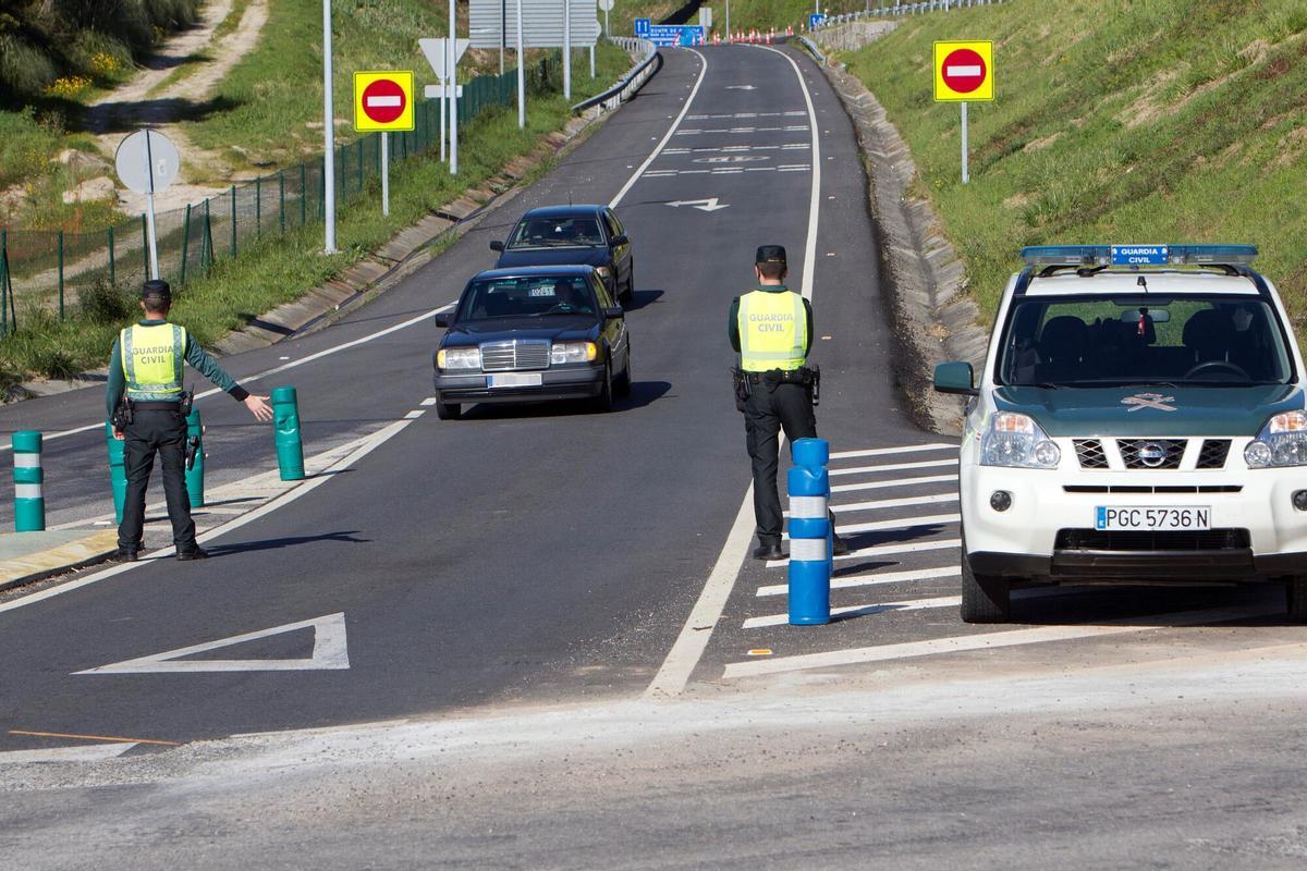 La Guardia Civil realiza un control de carretera. EFE/ Salvador Sas