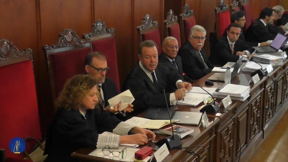 La fiscal Begoña García Boró, en primer término, durante el juicio por el conocido como caso David Sánchez en la Audiencia Provincial de Badajoz.