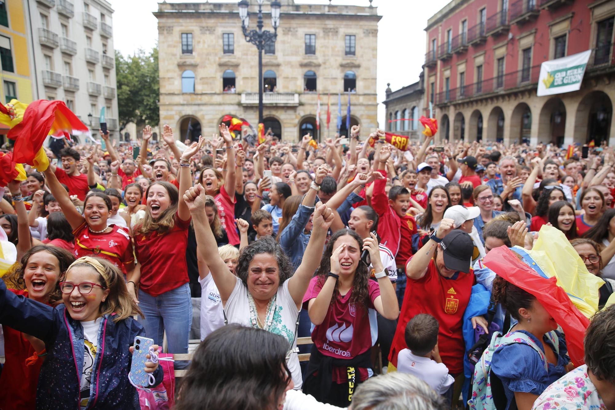 Gijón se vuelca (pese a la lluvia) animando a España en la final del Mundial de fútbol femenino