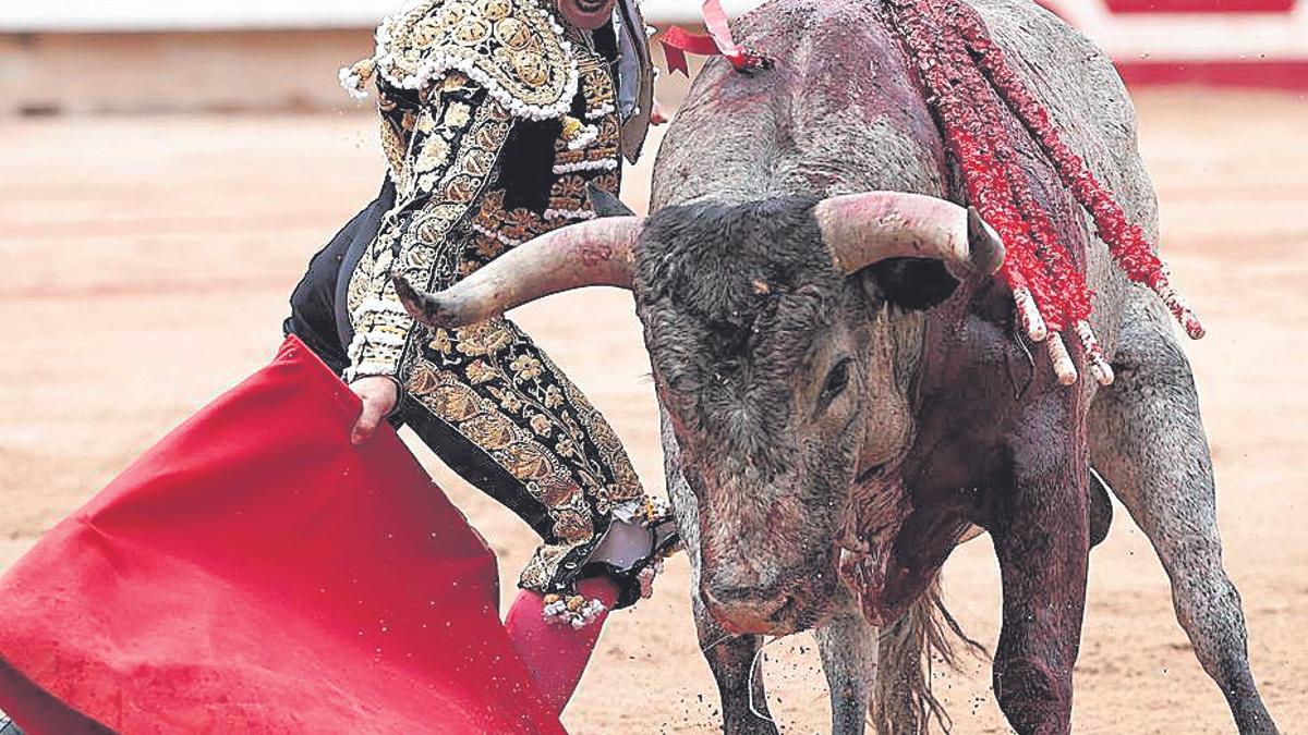 El diestro murciano Rafaelillo con su primer toro.