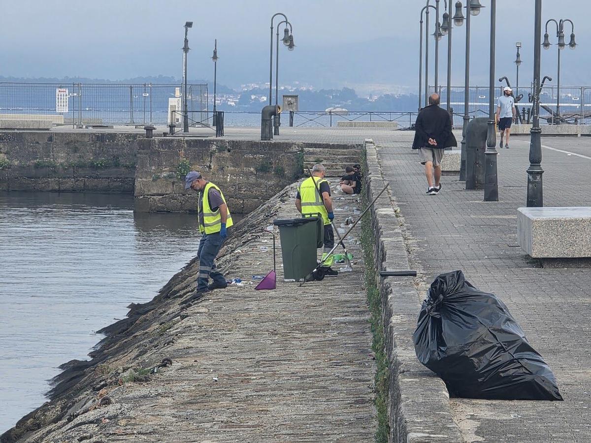 La Autoridad Portuaria se encarga finalmente de eliminar la basura acumulada en el Muelle de Pasajeros desde la Fiesta del Agua. La Autoridad Portuaria se encarga finalmente de eliminar la basura acumulada en el Muelle de Pasajeros desde la Fiesta del Agua.