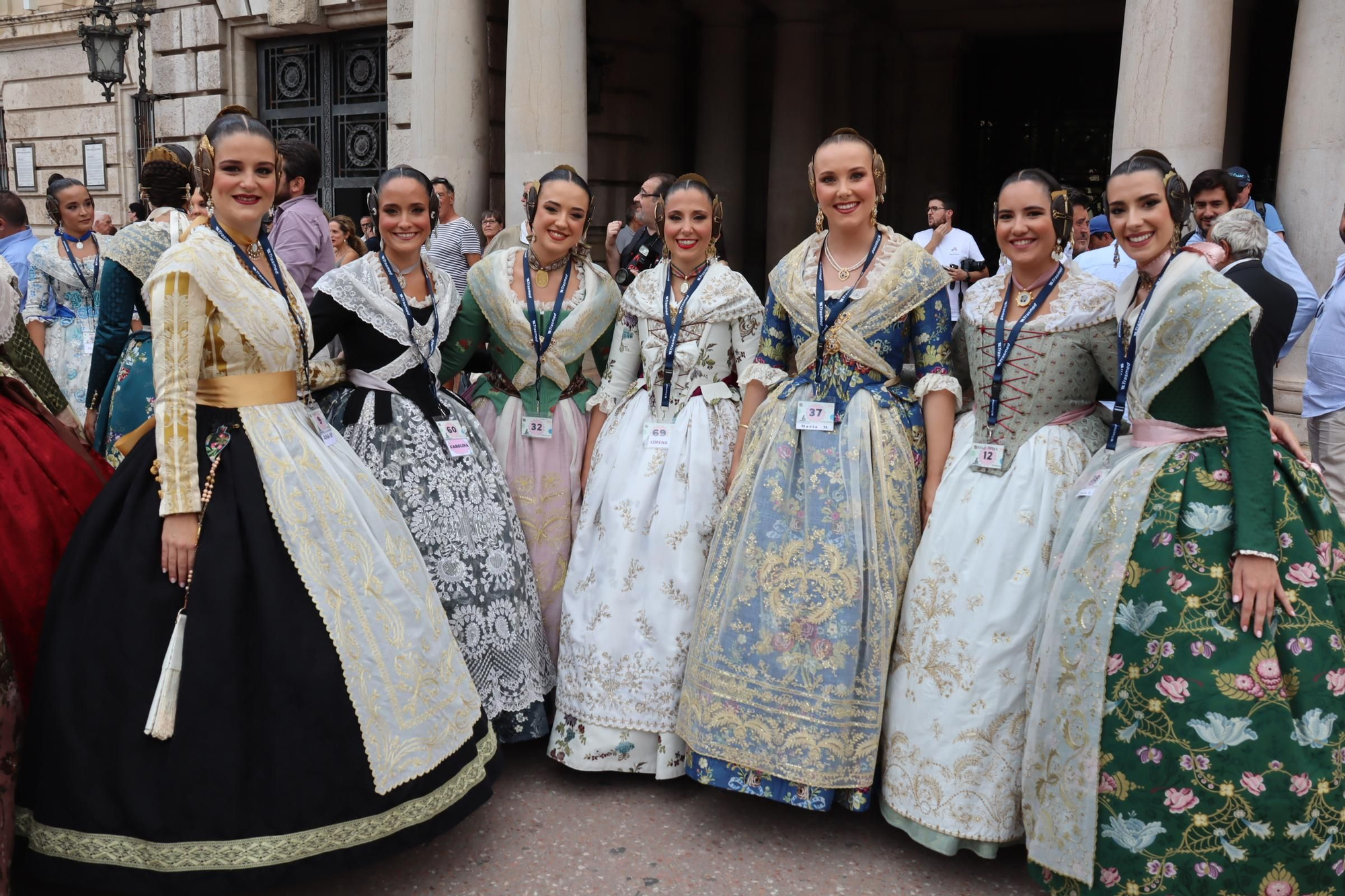 Concentración fallera en la Plaza del Ayuntamiento con las candidatas a FMV2025