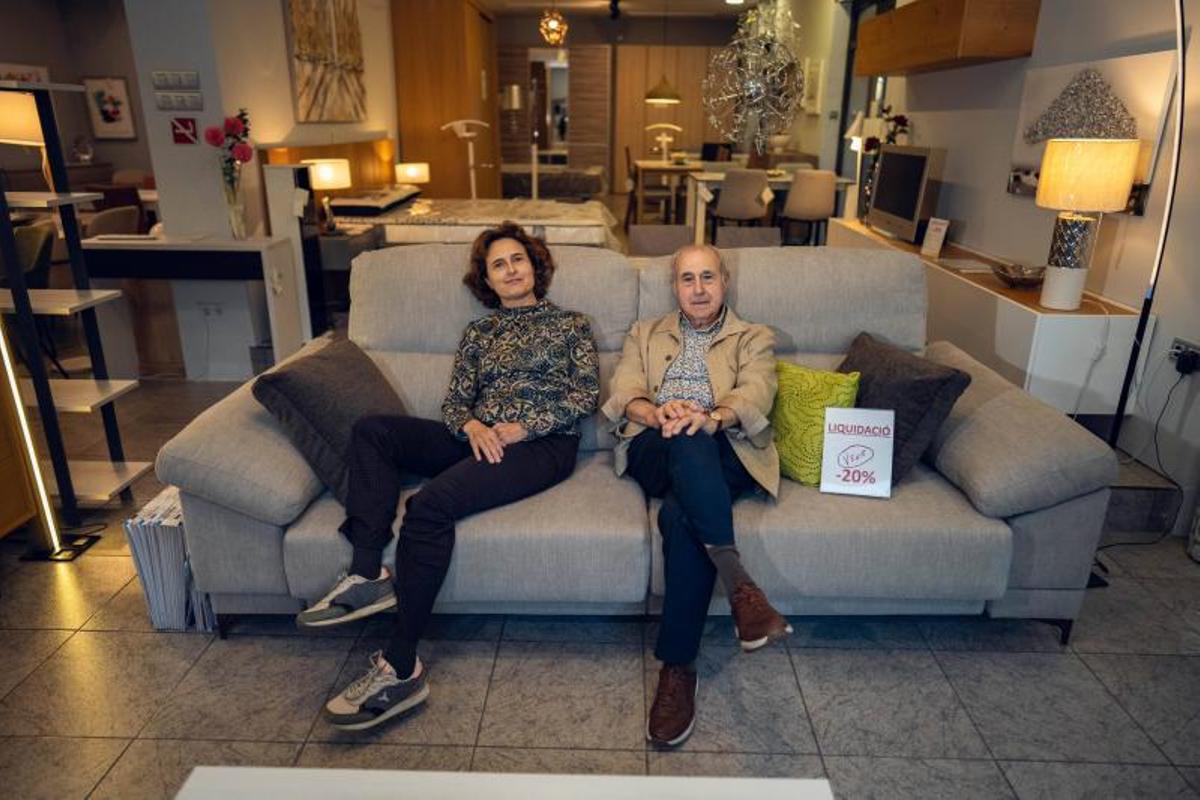 Los Cáceres, en uno de los sofás que ofrecen en sus tiendas, ahora en liquidación.