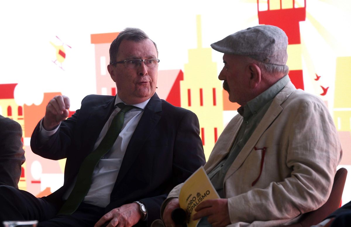 José Ballesta, alcalde de Murcia, se dirige al moderador de la mesa ‘Señas de identidad, Ángel Montiel, en el II Foro de Municipalismo.
