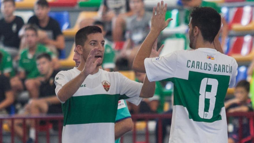 Kiwi celebra un gol con Carlos García