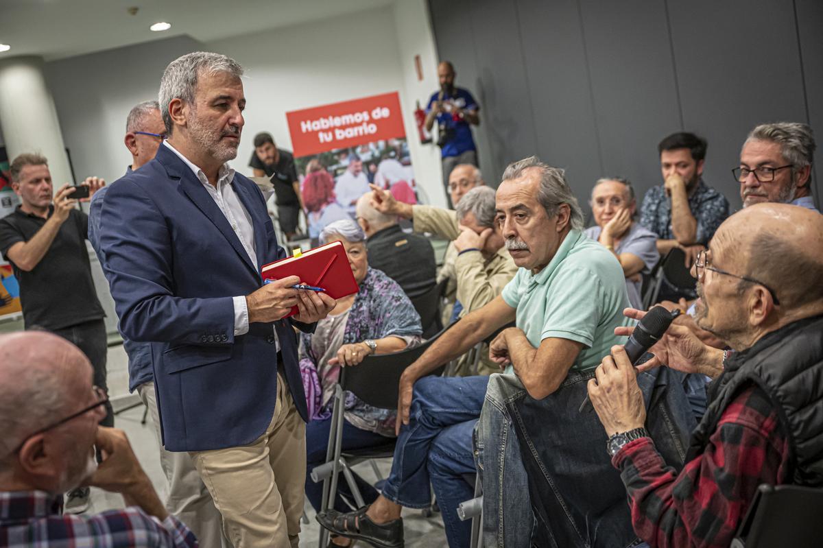 El líder municipal del PSC, Jaume Collboni, en un acto del partido con vecinos del Bon Pastor