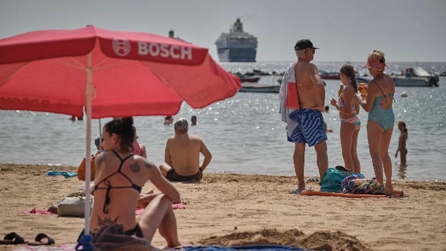 Bañistas en la playa de Las Teresitas, en la capital tinerfeña.