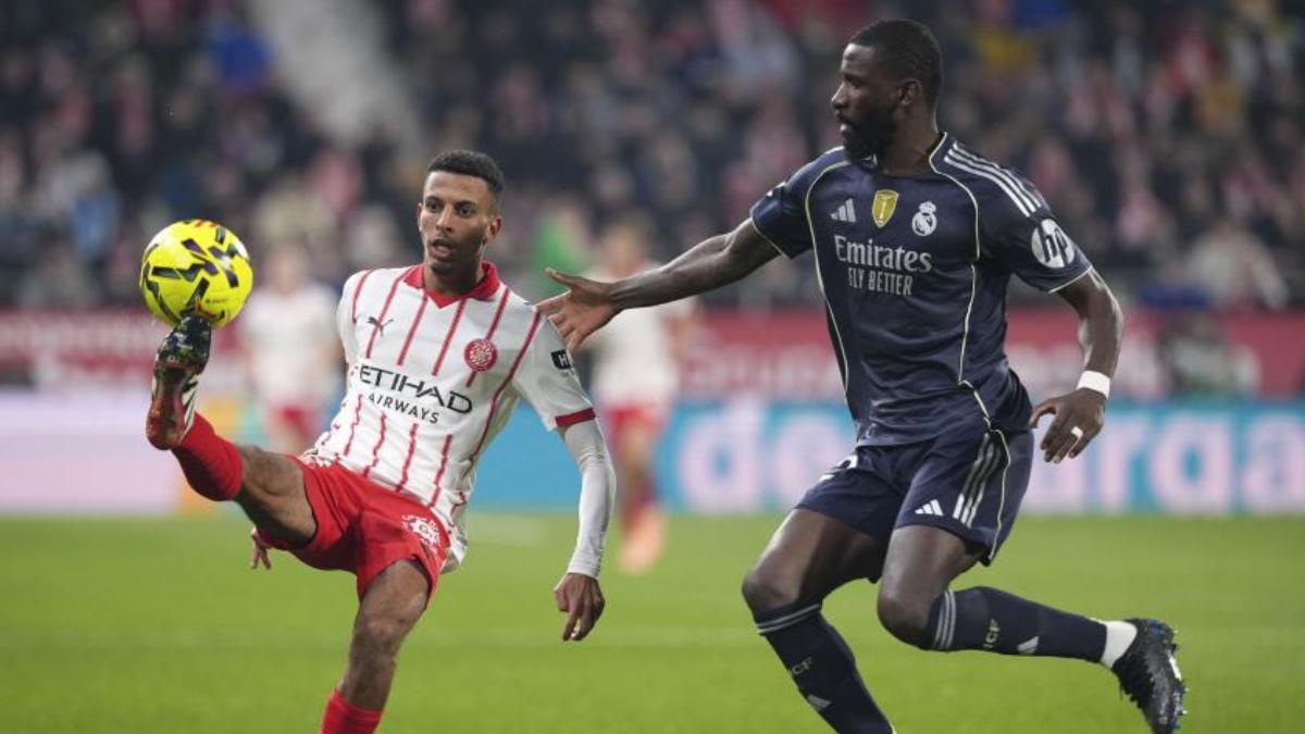 Ounahi controla el balón ante Rüdiger