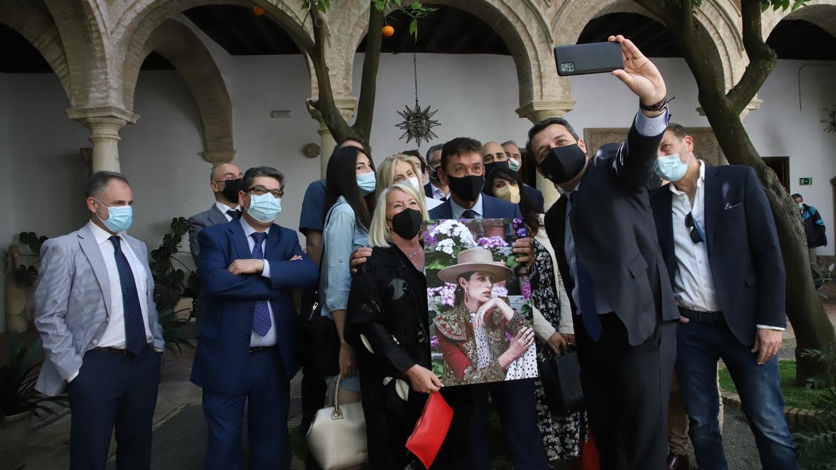 Autoridades municipales y representantes del sector joyero en la presentación de &#039;Córdoba es joya&#039;.