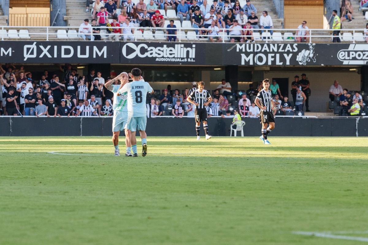 Los jugadores albinegros miran contrariados a los béticos en una acción del partido