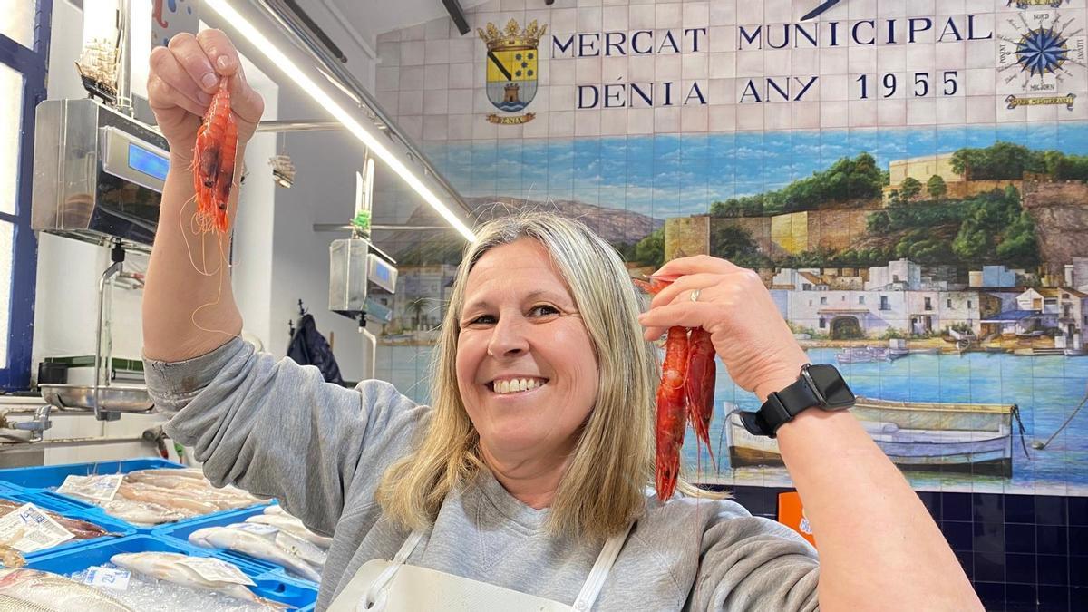 Paula Febrer, de Peix i Marisc Paula, con unas gambas en su pescadería del mercado municipal de Dénia.