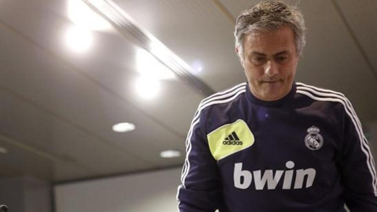 Mourinho abandona la sala de prensa de Valdebebas.