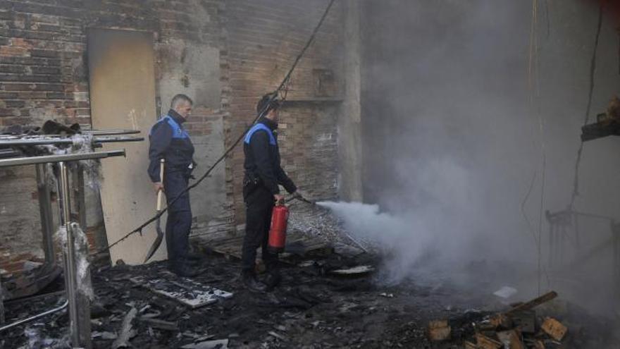 Detenidas dos personas, uno menor de edad, por el incendio de un bazar chino en Lena