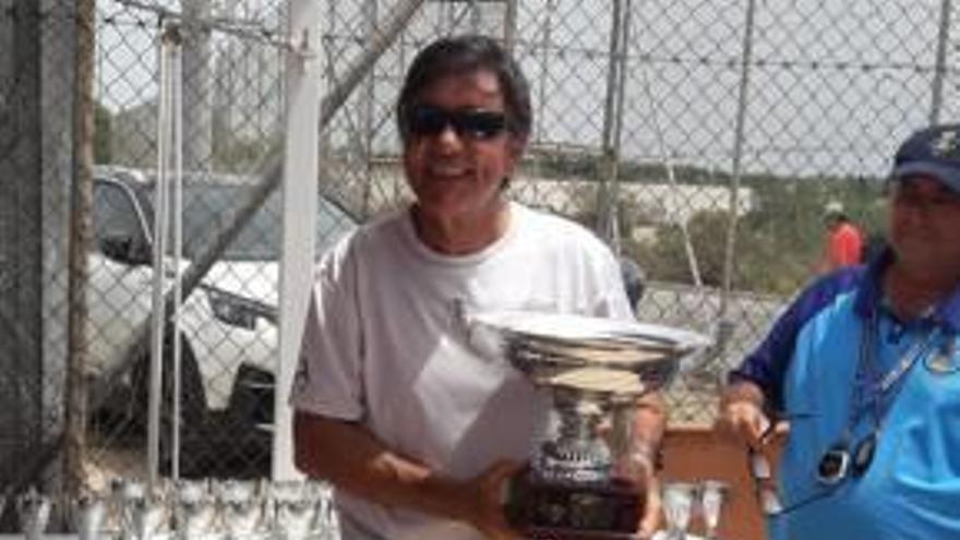 Los medallistas gandienses y Javier Terol con la Copa Federación.